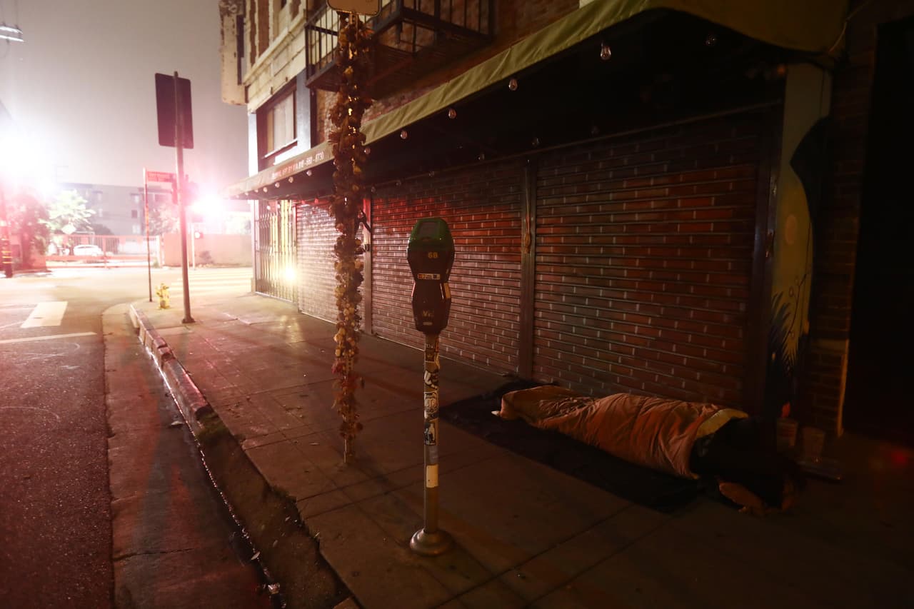 En 2018 unas 75,796 personas recibieron ayuda de los programas y servicios del sistema de servicios para personas sin hogar de Los Ángeles y el 80% de ellos eran nuevos en ese sistema.