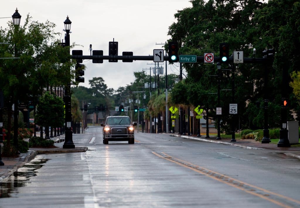 Un automovilista conduce por una carretera vacía, en el centro de Lake Charles, Louisiana antes de la llegada del huracán Laura .