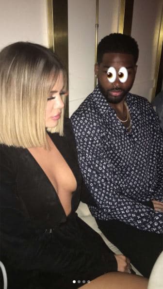 Khloe acaparó las miradas de los invitados con ese pronunciado escote.