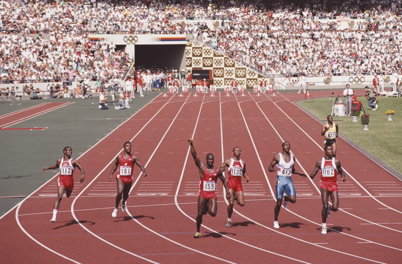 El velocista canadiense sorprendió al mundo venciendo a Carl Lewis, pero poco después de hacerse con la medalla de oro, dio positivo en estanozolol, un esteroide anabolizante.