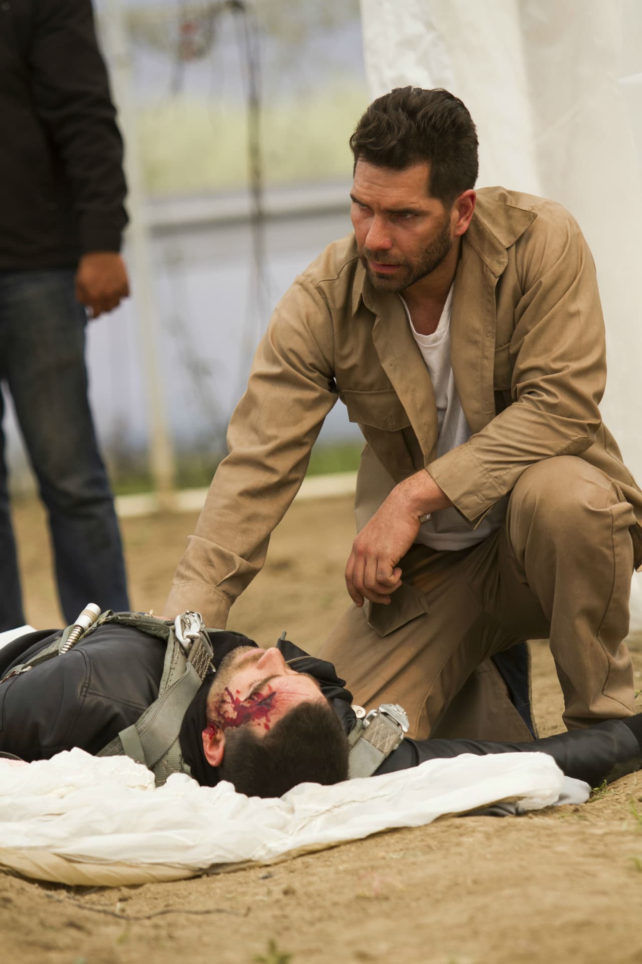 El dolor invadió su corazón y no evitó romper en llanto. Al escuchar que la policía se acercaba, John y Santamaría se marcharon con el cuerpo de Óscar.