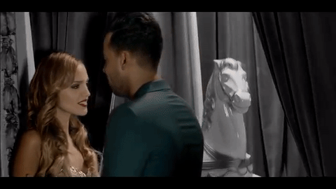 Del físico confiesa que no le importa que sean bajitas o altas, rubias, morenas o trigueñas, delgadas o con curvas peligrosas, a él le gustan todas.