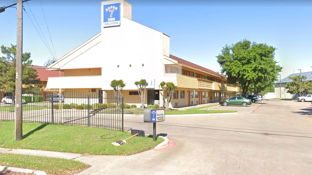 Encuentran los cuerpos de tres personas muertas en un hotel de la ciudad de Dallas