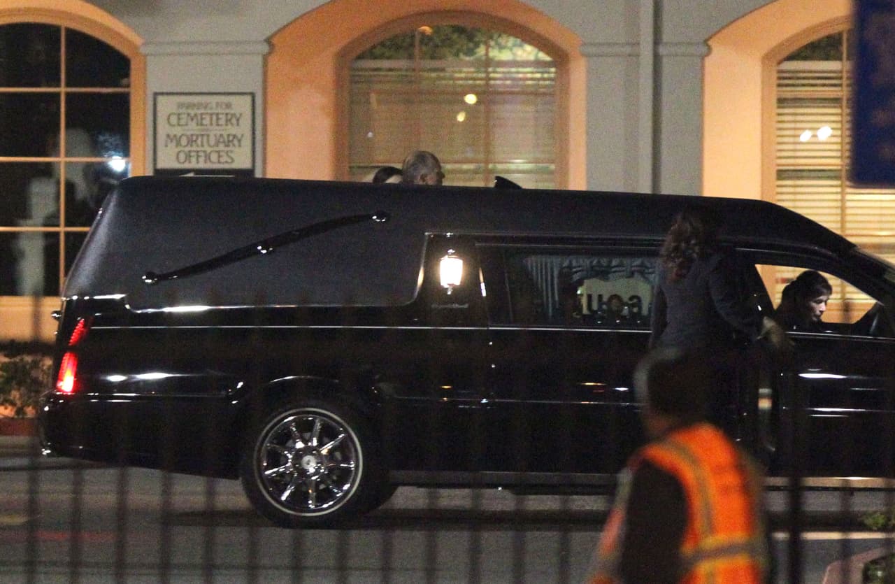 Bajo estrictas medidas de seguridad, la carroza arribó al lugar y sólo se permitió el acceso a familiares y amigos cercanos de la cantante.