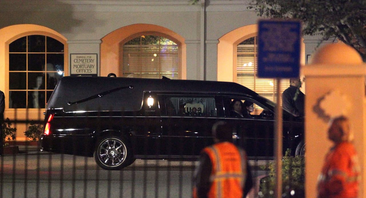 En el lugar donde fue enterrada la cantante se colocó una carpa color blanco y para resguardar la intimidad.