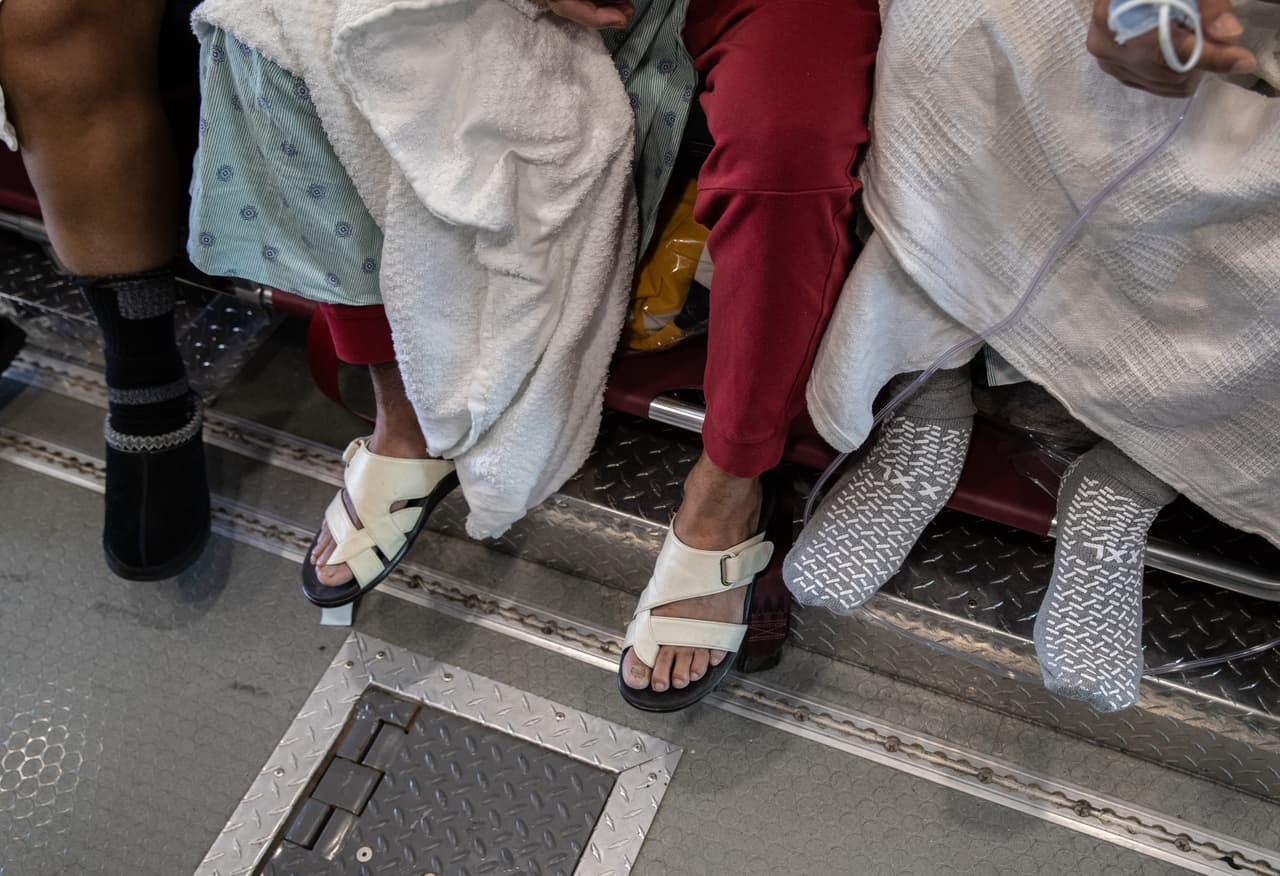 Estos traslados incluyen a pacientes con distintos niveles de gravedad. Algunos son llevados directamente desde sus casas y otros son transferidos de otros hospitales abarrotados.