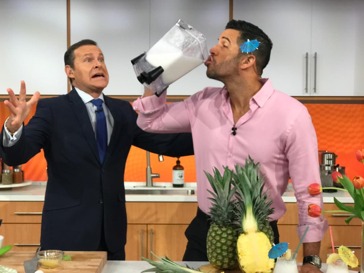 Aquí no sabemos quién arruinó la toma, si Alan con su cara de susto o el chef Yisus con la licuadora y un exótico adorno en el oído.