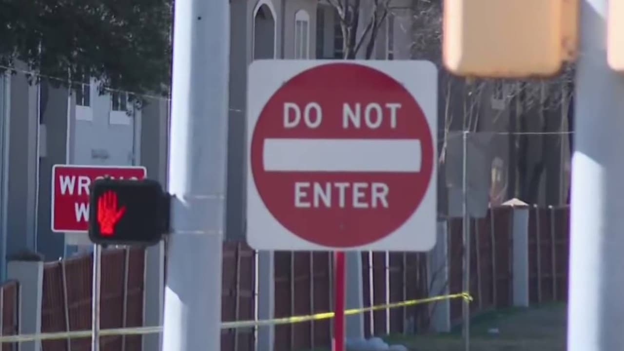 Muere conductor en Dallas tras perder el control de su auto y estrellarse con un poste