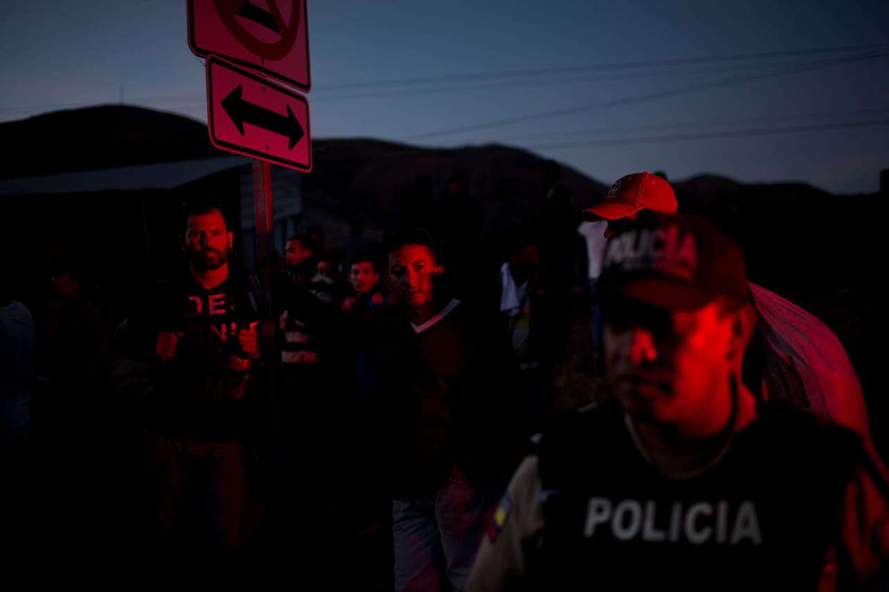 En la mitad del camino, el grupo de venezolanos que salió andando como protesta a las medidas restrictivas de los gobiernos, recibió la noticia de que iban habilitar buses para hacer parte del traslado puestos por a prefectura ecuatoriana de Pichincha bajo resguardo policial.