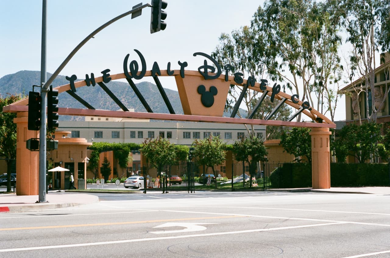 <b>Walt Disney Company, empresa matriz de ESPN, ABC, Pixar y otros (entretenimiento). </b>Puesto 17.
<br>
<b>Cantidad de empleados global</b>: 201,000.
<br>
<b>Principales sedes en EEUU: </b>Los Ángeles, Orlando y Nueva York
<br>
<b>Habilidades más demandadas: </b>análisis de datos y lenguajes de programación Java y Python.
<br>
<b>Puestos de trabajo con más nuevas contrataciones: </b>operaciones, desarrollo de negocios, medios y comunicación.