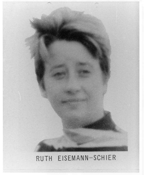 <h3 class="cms-H3-H3">Ruth Eisemann-Schier</h3>
<br>
<br>Fue la miembro 293 y 
<b><a href="https://www.fbi.gov/wanted/topten/topten-history/hires_images/FBI-293-RuthEismannSchier.jpg/view" target="_blank">la primera mujer </a>en aparecer en la lista de los más buscados de la agencia</b> desde su creación, luego de ser acusada de secuestrar a la hija de un hombre adinerado. 
<br>
<br>El 5 de marzo de 1969, Eisemann fue aprehendida por agentes del FBI en Norman, Oklahoma.