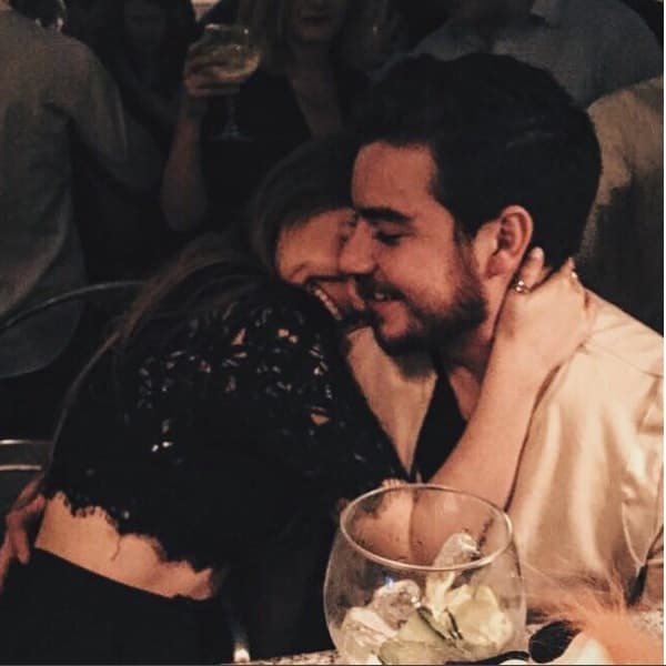 En diversas imágenes se la ve acompañada de su novio y acompañados de copas, aunque la edad mínima legal para beber en EEUU es de 21 años.