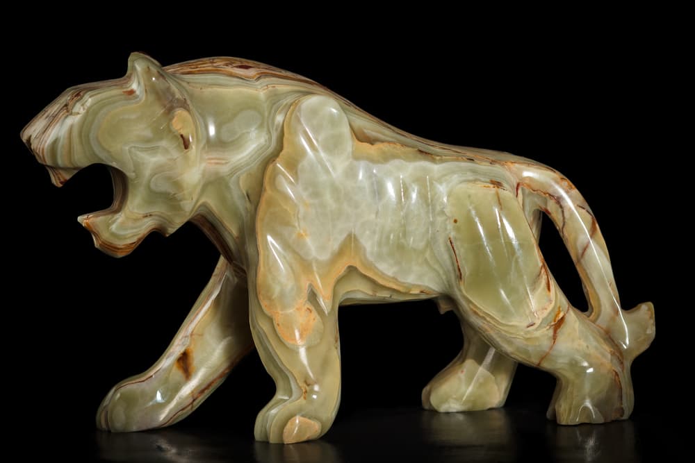 También es muy importante comunicarte que hay que limpiar constantemente un ónix. Es recomendado cada vez que la uses lavarla con agua corriente y dejarla recargar.