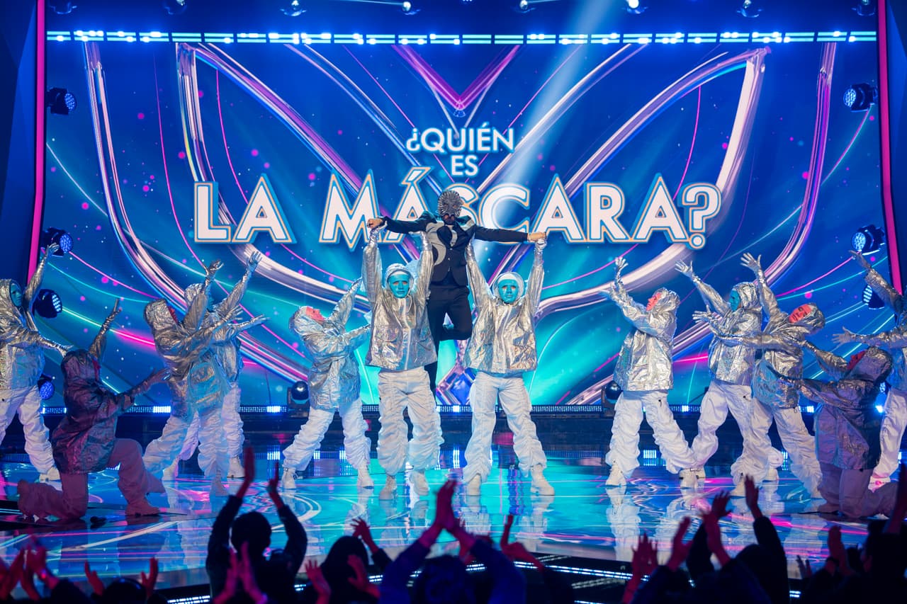 Omar Chaparro comenzó el cuarto show de ¿Quién Es La Máscara? 2023 con una espectacular entrada que se ganó los aplausos del público.
