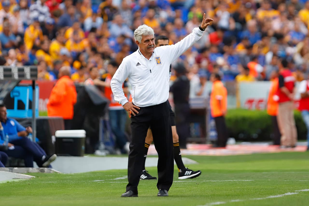 Fiel a su costumbre, Ricardo Ferretti estuvo atento a todos los detalles del juego y constantemente se dirigió al cuarto árbitro para hacerle ver ciertos detalles durante el desarrollo del mismo.