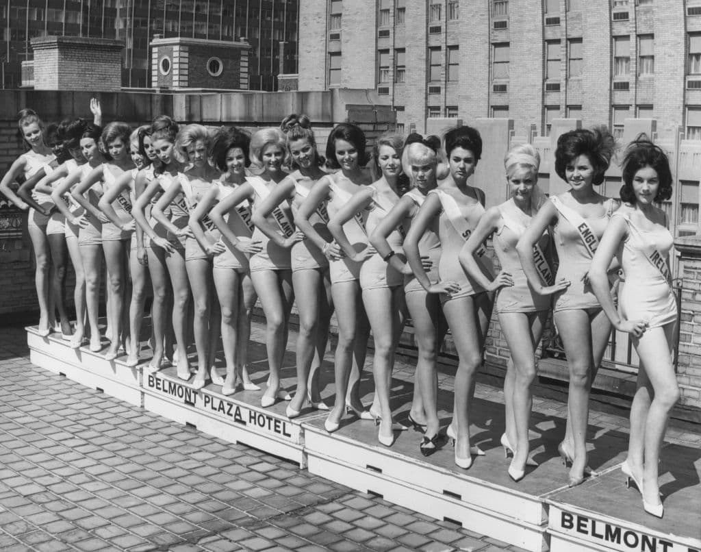 El certamen de 1965 se celebró en Miami, Estados Unidos, donde Apasra se convirtió a los 18 años en la primera tailandesa en ser coronada.