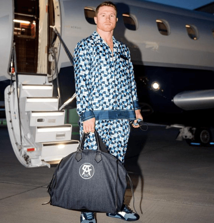 Otro lujoso medio de transporte que el mexicano posee es un jet privado en el que 
<a href="https://www.univision.com/deportes/boxeo/canelo-san-antonio-pelea-callum-smith">viaja a sus peleas</a>.