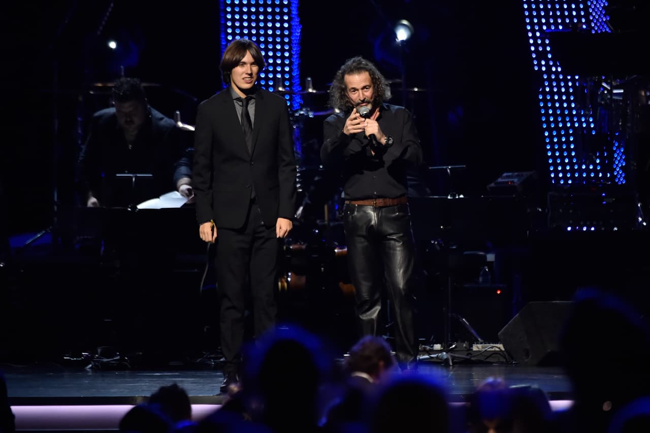 José María es responsable de temas como ‘Hijo de la Luna’, ‘Cruz de navajas’ y ‘El 7 de septiembre’, entre muchos otros éxitos. Además ha escrito temas para Emmanuel, Miguel Bosé y Mocedades. Aquí lo vemos con su hijo Dani Cano, quien sigue sus pasos.