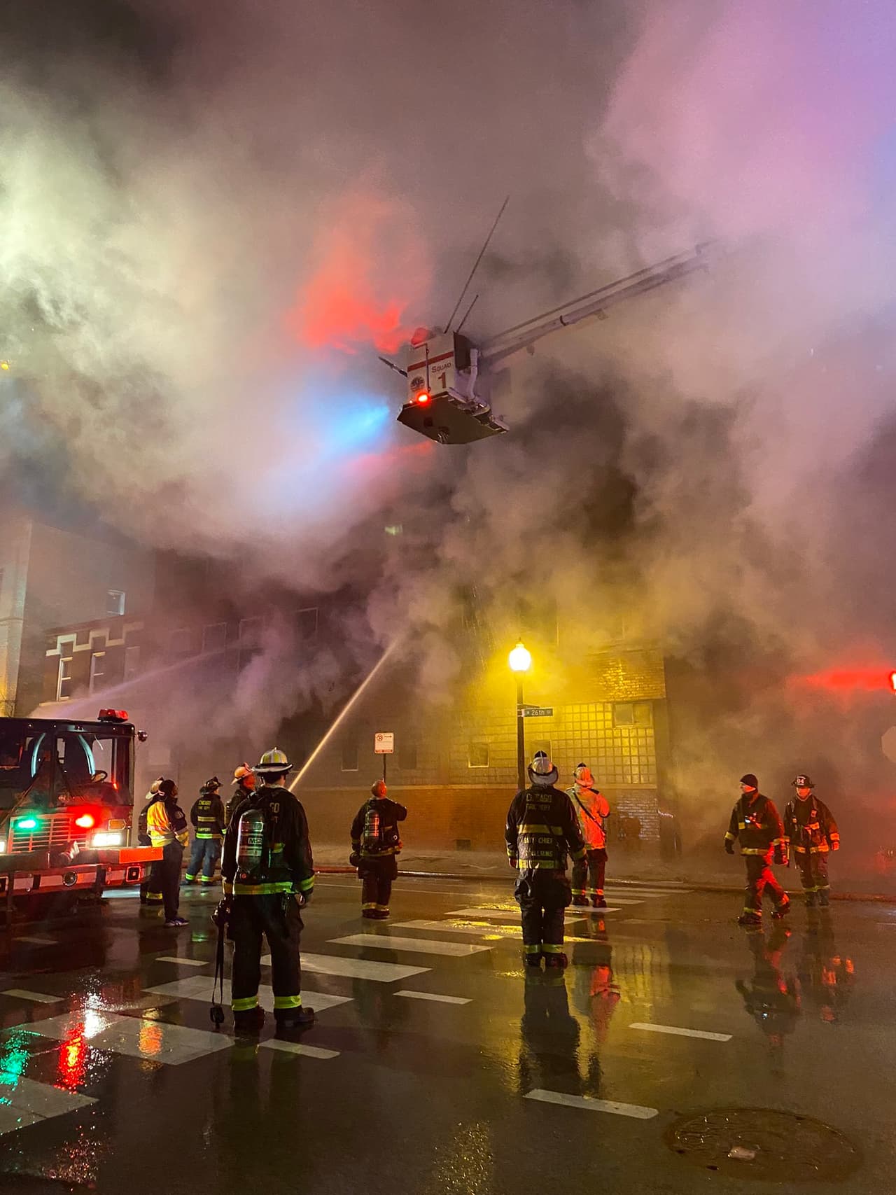El incendio dejó herido a un hombre de 90 años, vecino del inmueble que se incendió. El hombre fue llevado a un hospital con afectaciones por inhalación de humo.
