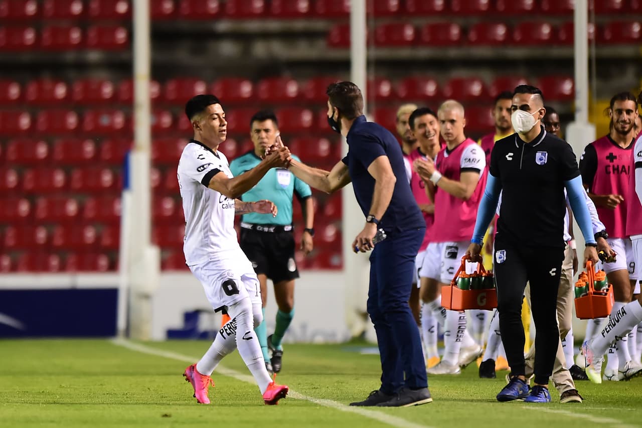 Gastón Sauro falla, Omar Islas lo agradece y fuerza el autogol del portero.