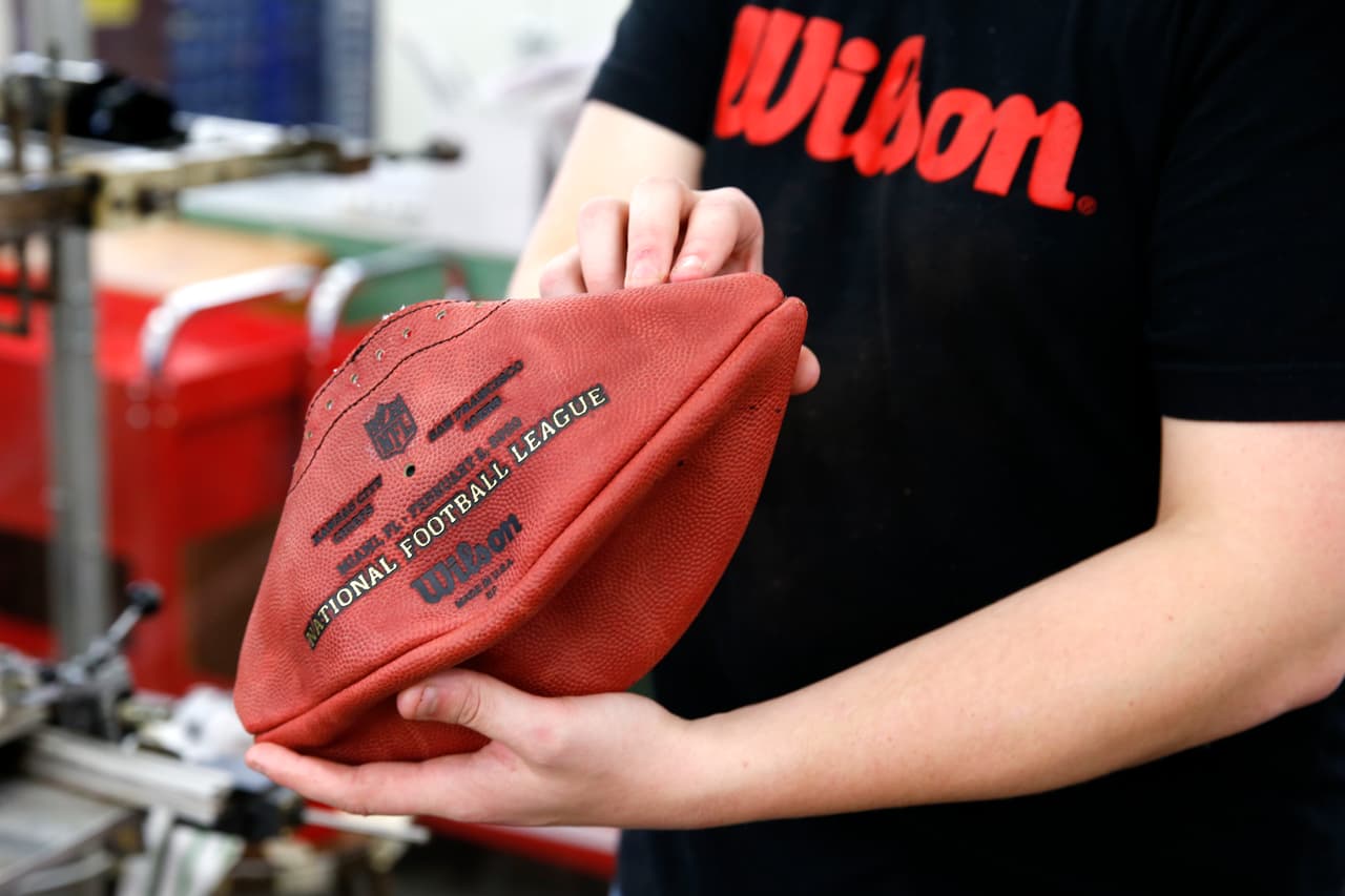 Cada balón Wilson se hace desde cero y a mano en Ada. Desde los que se compran en tiendas, los que se usan en juegos infantiles.