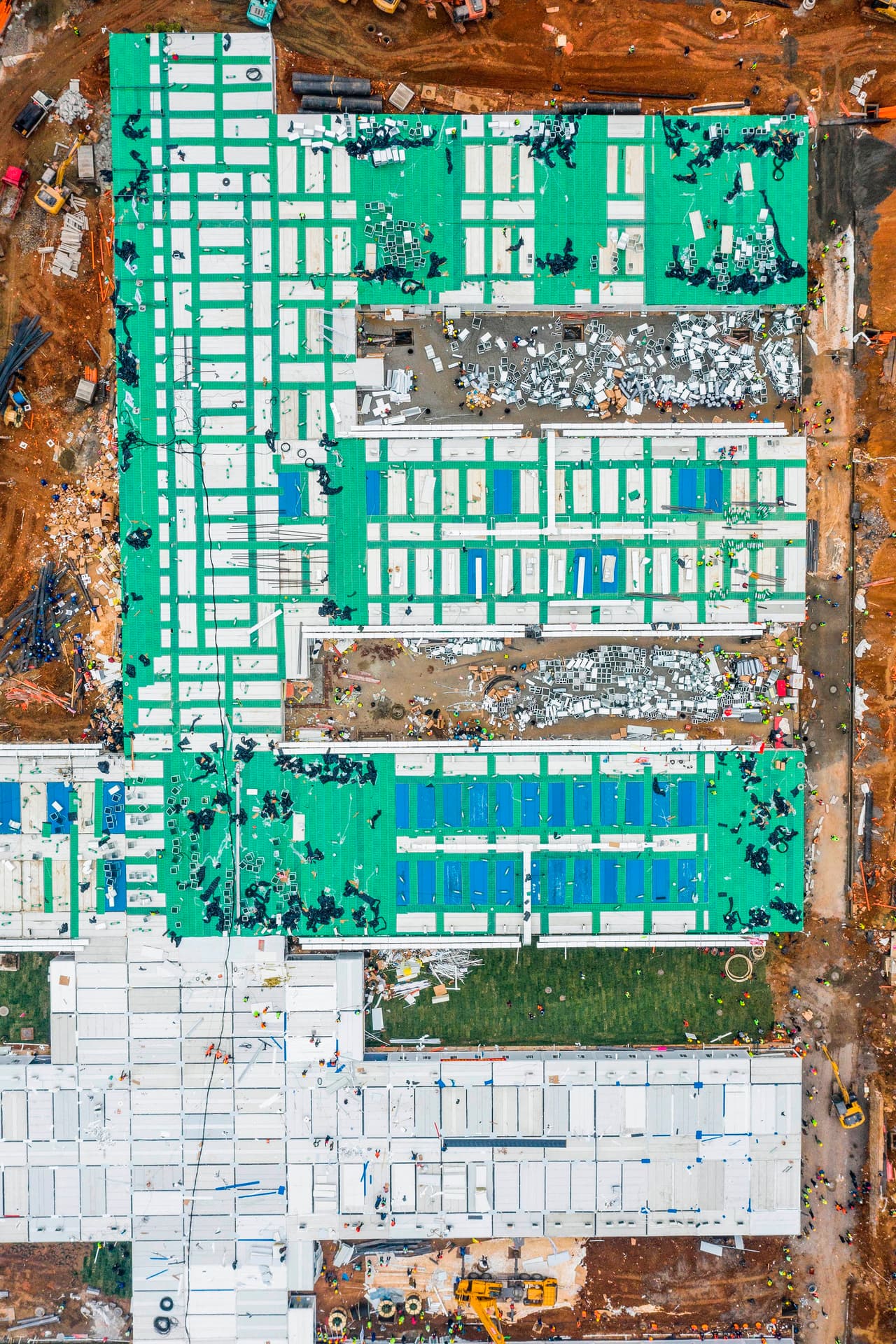 Es la segunda vez que el gobierno chino responde a una nueva enfermedad con la construcción de hospitales especializados casi de la noche a la mañana. El nuevo virus que ha dejado 362 muertos y más de 17,300 personas infectadas en el país y el extranjero.
