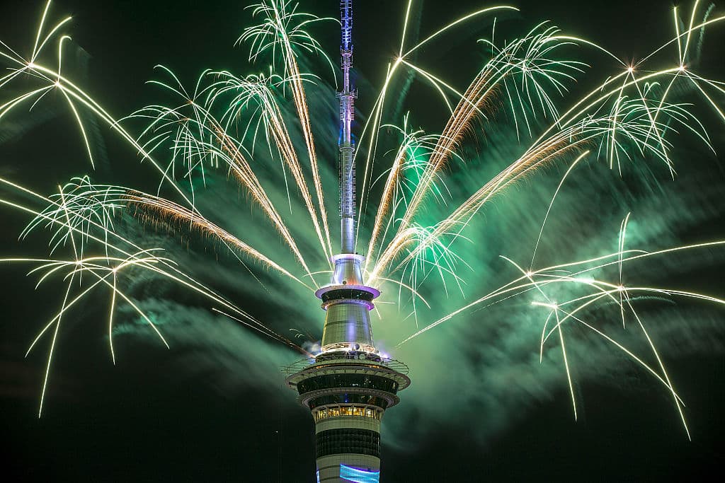 En Auckland,
<b>Nueva Zelanda</b>, los fuegos artificiales se dispusieron en la SkyTower, haciendo la celebración más espectacular con la novedosa pirotecnia.
