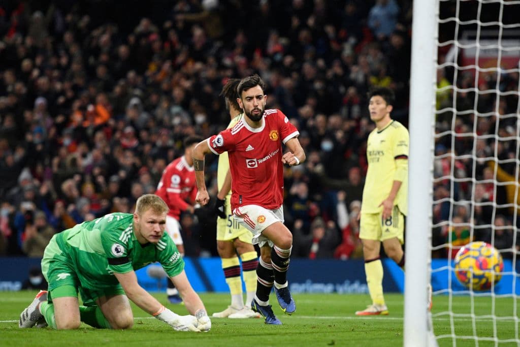 Manchester United se impone al Arsenal 3-2 en un partido emocionante para cerrar la J14 en la Premier League. Emile Smith Rowe, junto con Martin Odeegard anotaron para los Gunners, mientras que para los locales fueron Bruno Fernandes al 44' y Cristiano Ronaldo lució con dos goles, uno de ellos fue penal, para quedarse con la victoria.