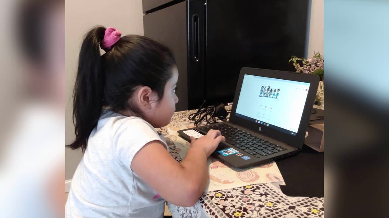 Donan computadora a una niña de Houston que usaba un teléfono para hacer sus tareas
