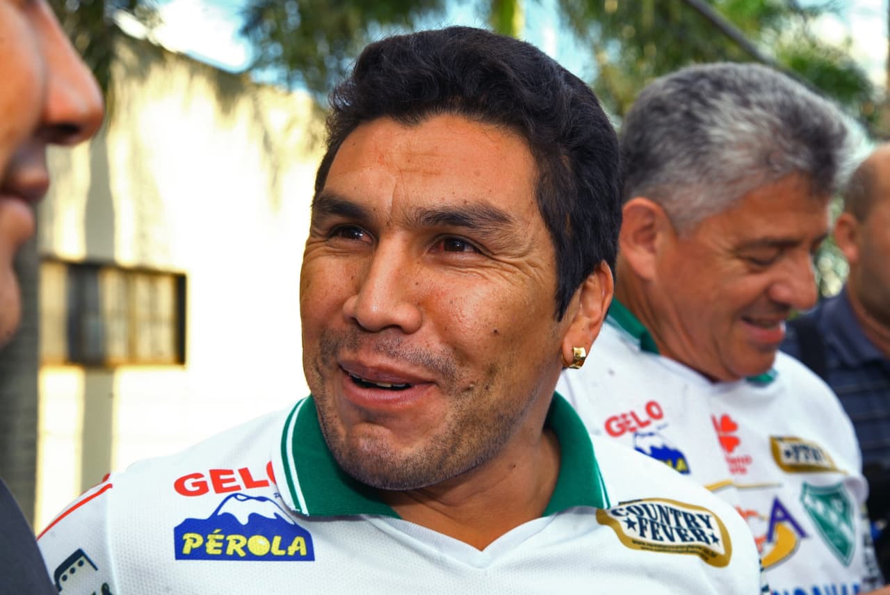 El ídolo del fútbol paraguayo se había convertido en la figura a seguir del Club América. Sin embargo, una noche que pintaba para ser muy divertida, resultó en tragedia, pues Cabañas fue atacado con un arma de fuego en el baño de una discoteca de la Ciudad de México, en 2010, terminando en unos segundos con la carrera y aspiraciones personales del futbolista.