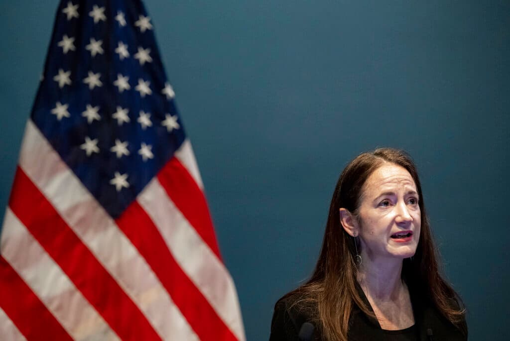 Jefa de inteligencia evalúa los daños que Trump generó por los documentos que tenía en Mar-a-Lago