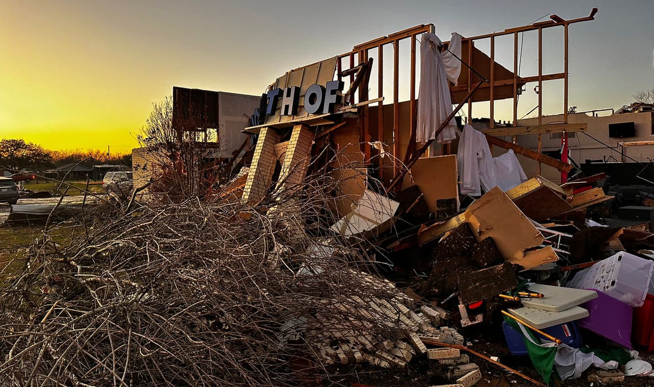 "Es la experiencia más horrible que jamás viví", dijo
<a href="https://www.univision.com/local/houston-kxln/yo-pense-que-me-iba-a-morir-el-terror-que-vivieron-familia-hispanas-durante-el-paso-de-un-tornado-en-pasadena-video" target="_blank">Nelda Ríos</a>, quien reside en Pasadena desde hace 3 años.
