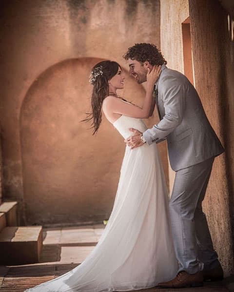 <b><a href="http://www.univision.com/temas/adriana-louvier">Adriana Louvier</a></b> y 
<b>Guto Salas</b> se convirtieron en marido y mujer oficialmente el 3 de diciembre del 2016 en una boda íntima con sus seres queridos y amigos más cercanos.