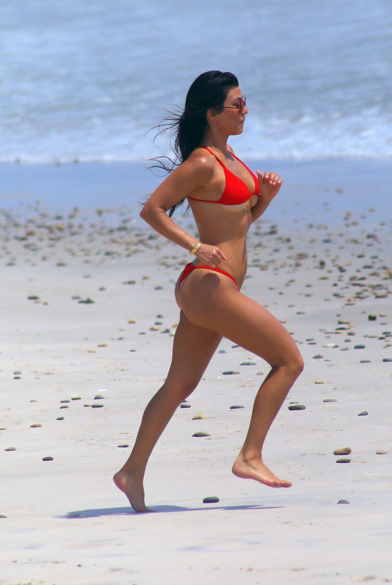 Kim Kardashian pasó el fin de semana del 22 de abril de 2017 en el resort Casa Aramara, en Tulum, México. Allí estuvo en la playa con Stephanie Sheppard, su asistente, mientras tomaba una cerveza. Además, Kourtney Kardashian también estuvo con amigas en el lugar.