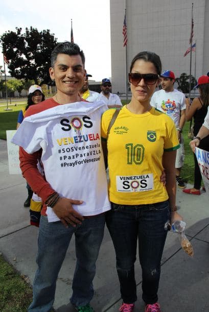 Pese a las distancias y tráfico característico de Los Ángeles, cientos de Venezolanos se unieron a la campaña mundial #SOSVenezuela para apoyar a todo el pueblo venezolano tras 10 días de protestas continuas en dicho país. A la manifestación se unieron guatemaltecos, peruanos, brasileños, libaneses, americanos y muchas otras nacionalidades que hacen vida en la Cosmopolita ciudad del oeste del país. Consignas, cantos y la familiaridad característica venezolana recibieron apoyo de los transeúntes en los alrededores del edificio Federal ubicado en la avenida Wilshire.