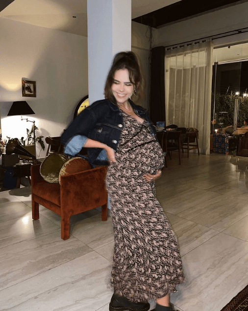 La joven de 28 años anunció su embarazo el 12 de junio de 2021. En Instagram compartió una serie de tres fotografías en blanco y negro con su novio Siddharta, post que hasta el día de hoy suma más de 4 millones 377 mil likes.