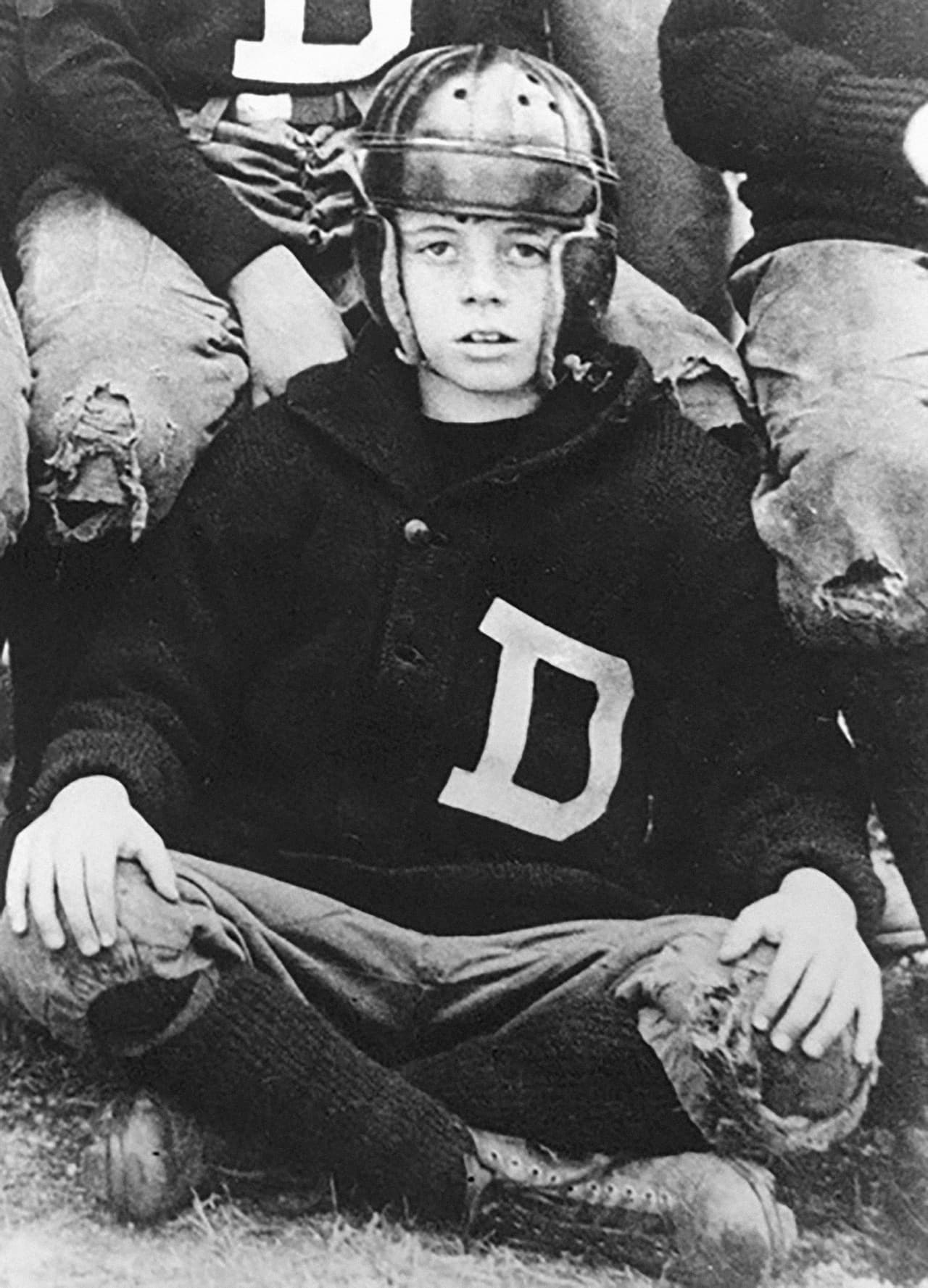 John Fitzgerald Kennedy a sus 9 años con su uniforme de la academia de fútbol Dexter, en Brookline, Massachusetts, 1926. En esta ciudad nació en 1917 y vivió durante 10 años.