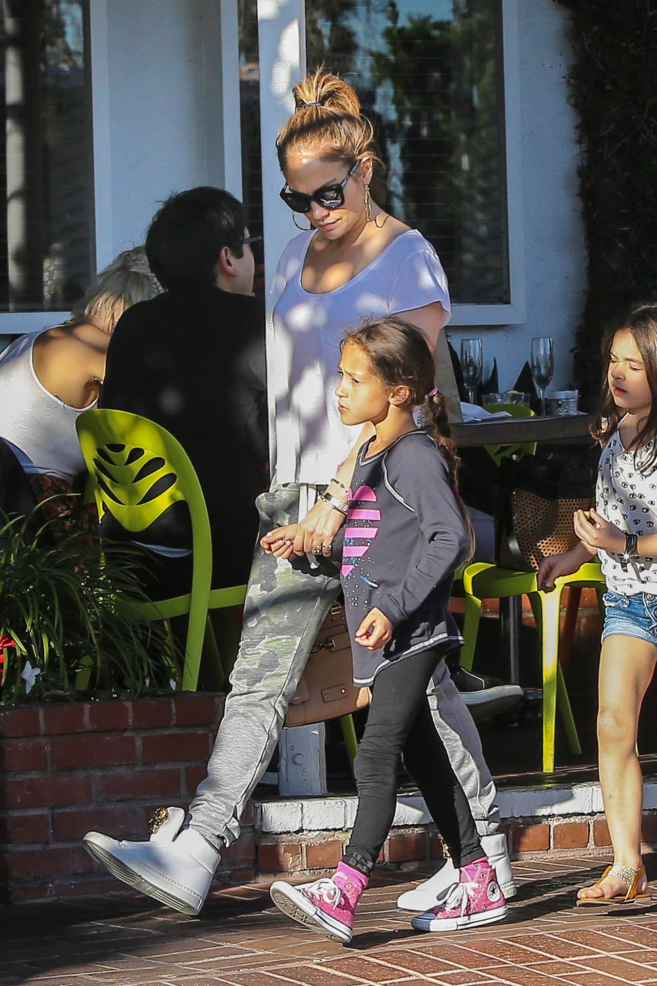 Max entró corriendo a la tienda.