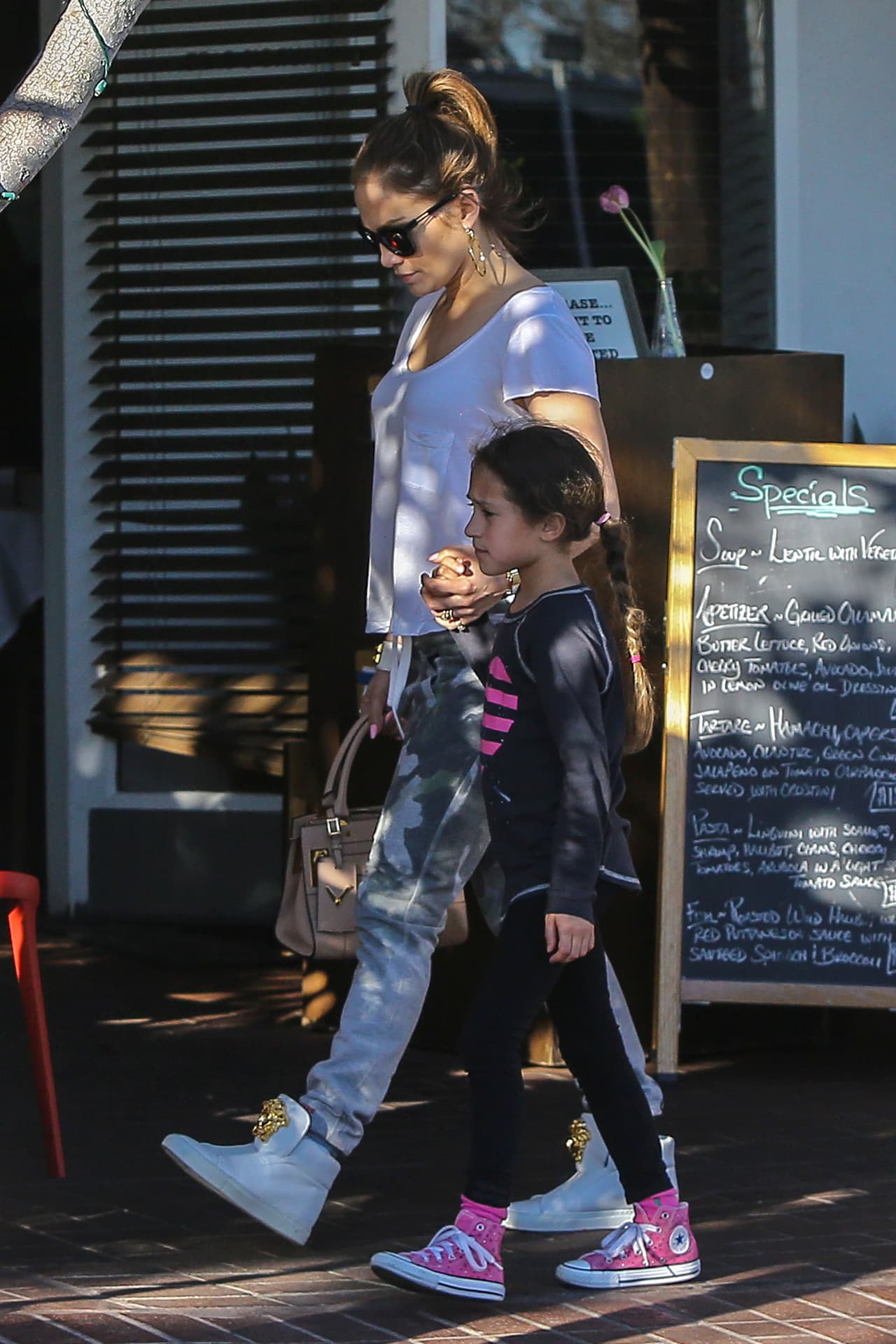 Llevaba de la mano a Emme.