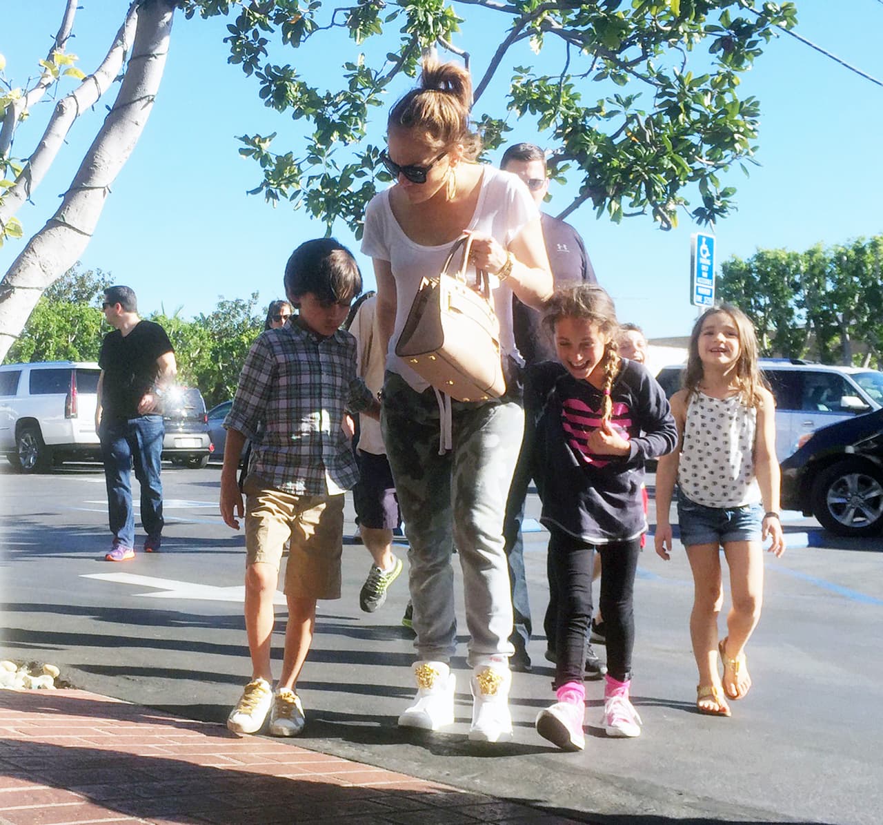 Los paparazzi la encontraron de paseo con sus hijos y varios amiguitos de sus peques.