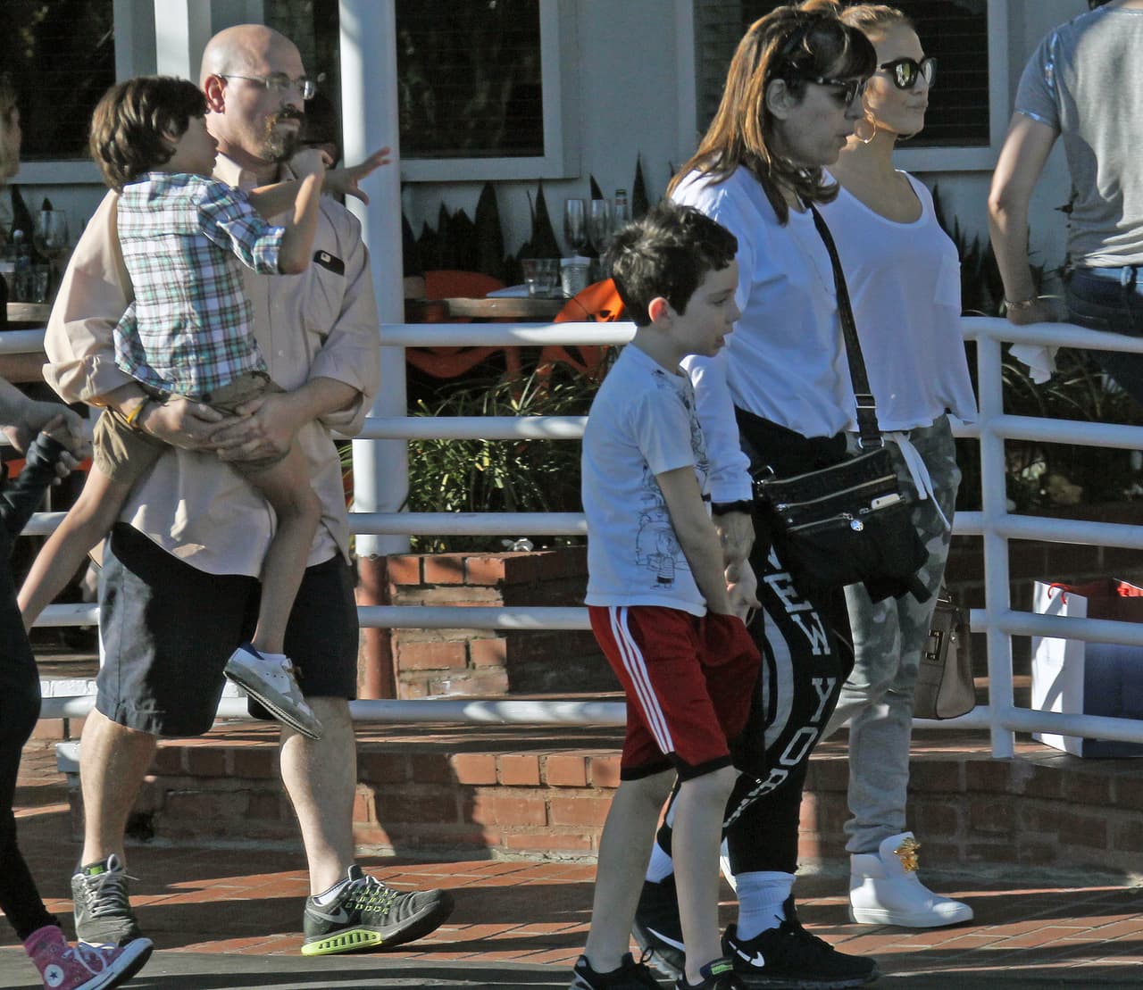 Max salió en brazos de un guardaespaldas.