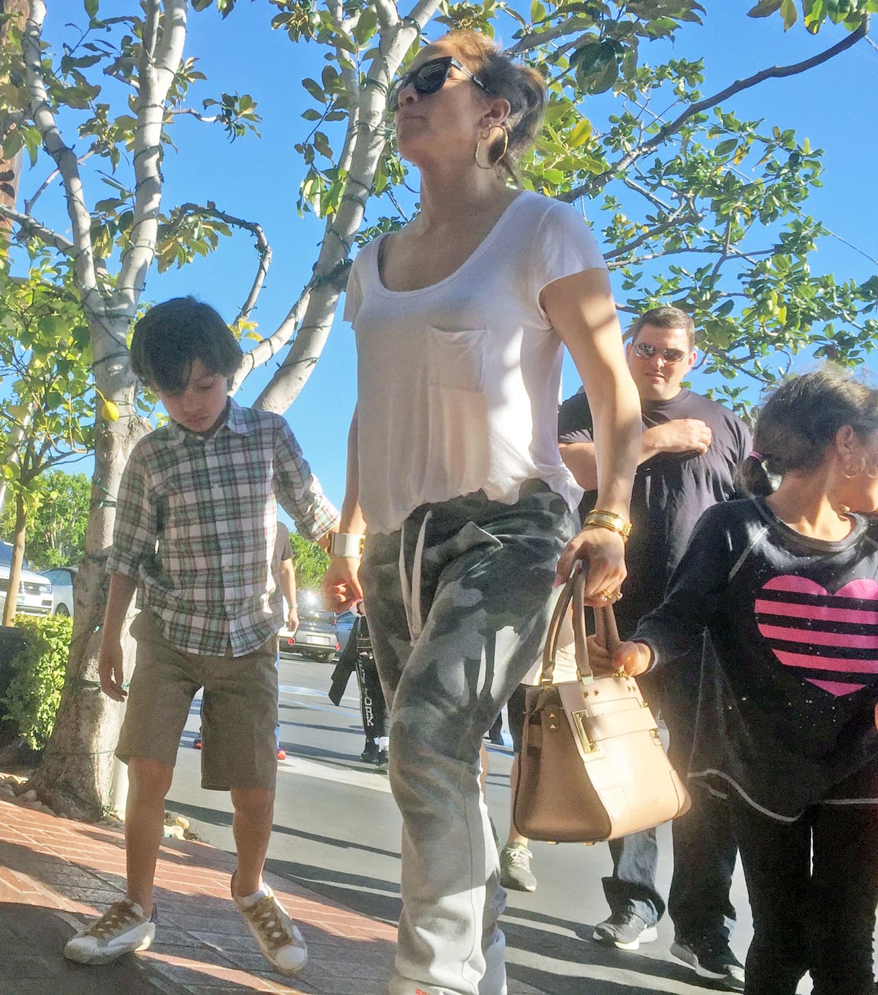 La salió de compras y llevó a todos los pequeñines con ella.