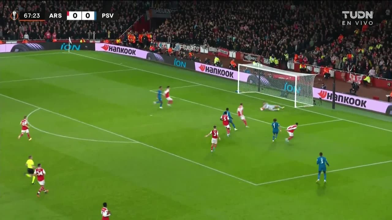 ¡TIRO ATAJADO! disparo por Xavi Simons.