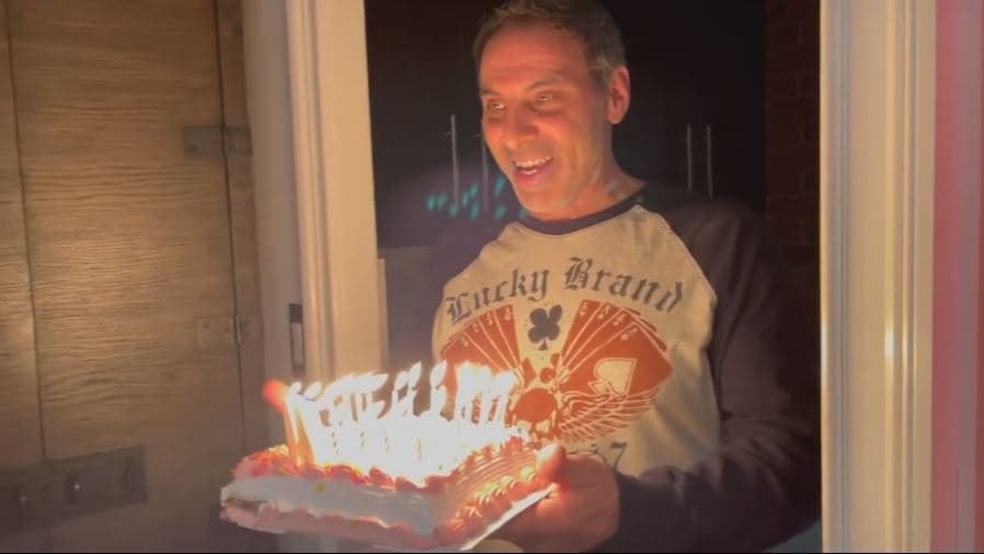 Y por supuesto, no podía faltar el tradicional pastel de cumpleaños con todo y velitas. Pero además de sorprenderla con este delicioso detalle, Steve le cantó.