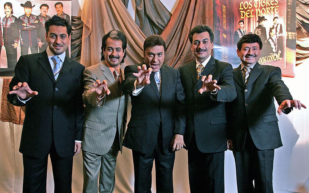 3. 
<b>"El Muro" (2016)</b> 
<br>
<ul>
 <li><b>Por qué es emblemática</b>: La escribieron cuando se hablaba mucho de construir un muro en la frontera. La canción dice que ningún muro puede detener los sueños de la gente que busca una vida mejor.</li>
</ul> 
<ul>
 <li><b>Impacto</b>: Se volvió muy importante porque salió cuando había mucha discriminación contra los migrantes. Los Tigres usaron su música para defender a su gente.</li>
</ul>