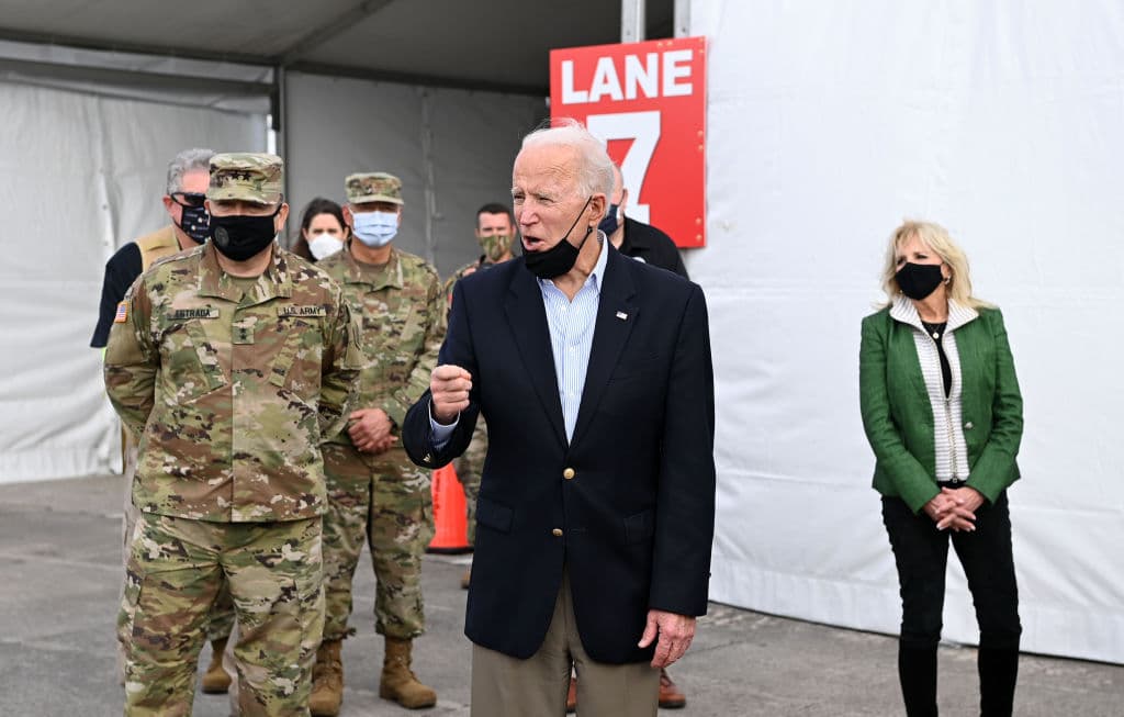 "No es el momento de relajarse", pide Biden tras visitar un centro de vacunación y a los afectados por la tormenta invernal en Texas