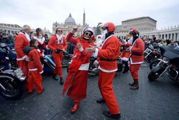 Motociclistas vestidos como Santa bailan en la Plaza de San Pedro en el Vaticano.