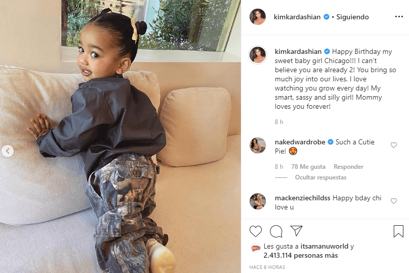 “¡Feliz cumpleaños mi dulce niña Chicago! ¡No puedo creer que ya tengas 2! Traes tanta alegría a nuestras vidas. ¡Me encanta verte crecer todos los días! ¡Mi chica inteligente, atrevida y tonta! Mami te ama por siempre”, comentó Kim Kardashian en el mensaje de felicitación.