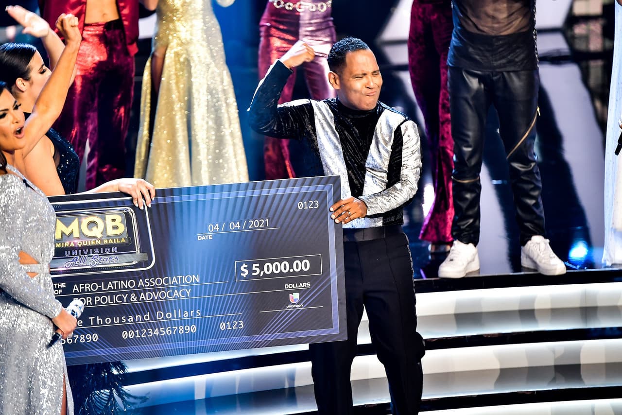 Tony se despidió alegre por haber llegado hasta la cuarta gala de Mira Quién Baila Univision All Stars y con un cheque por 5,000 dólares para la fundación Afro-Latino Association for Policy & Advocacy.