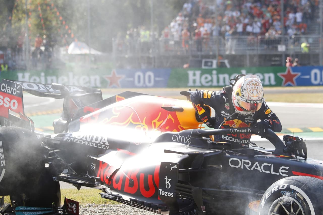 Daniel Ricciardo se lleva el Gran Premio de Italia y, en segundo lugar llegó su compañero Lando Norris, dandole a McLaren el uno dos en el podio. Max Verstappen y Lewis Hamilton tuvieron un incidente al inicio de la carrera, dejándolos fuera, mientras que Sergio Pérez llegó en tercer lugar pero tras una penalización, cayó a la quinta posición.